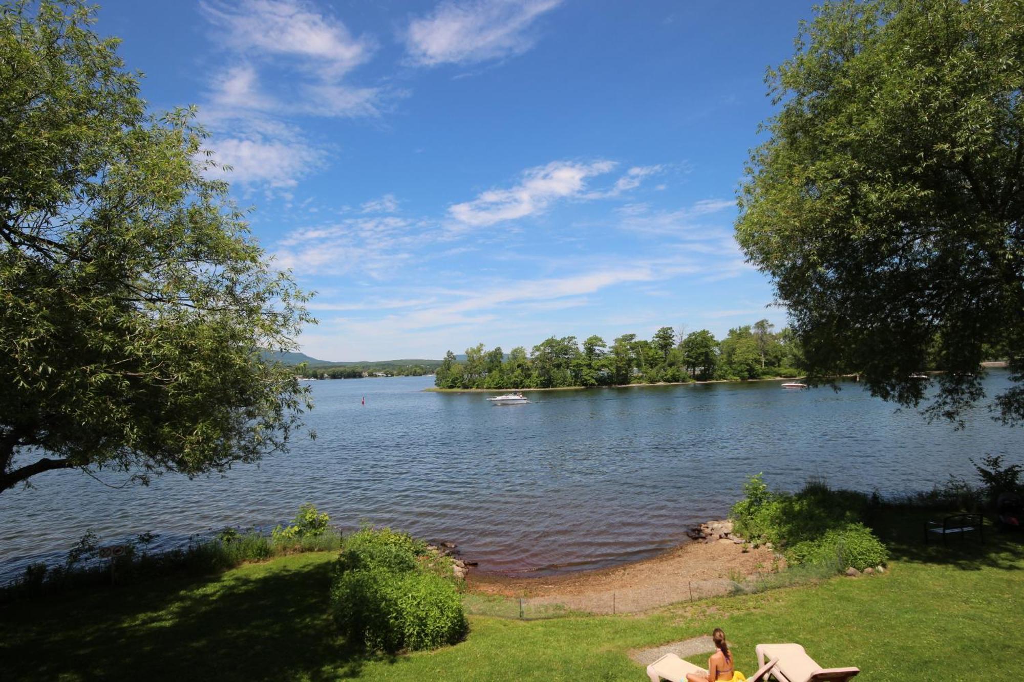 Location Tourisme Estrie - Oberge Du Village Magog Luaran gambar